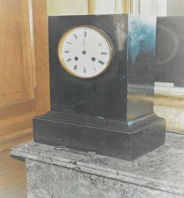Null 
Lot composé de :


	 - horloge ancienne avec sculpture, hauteur 60 cm, lar&hellip;