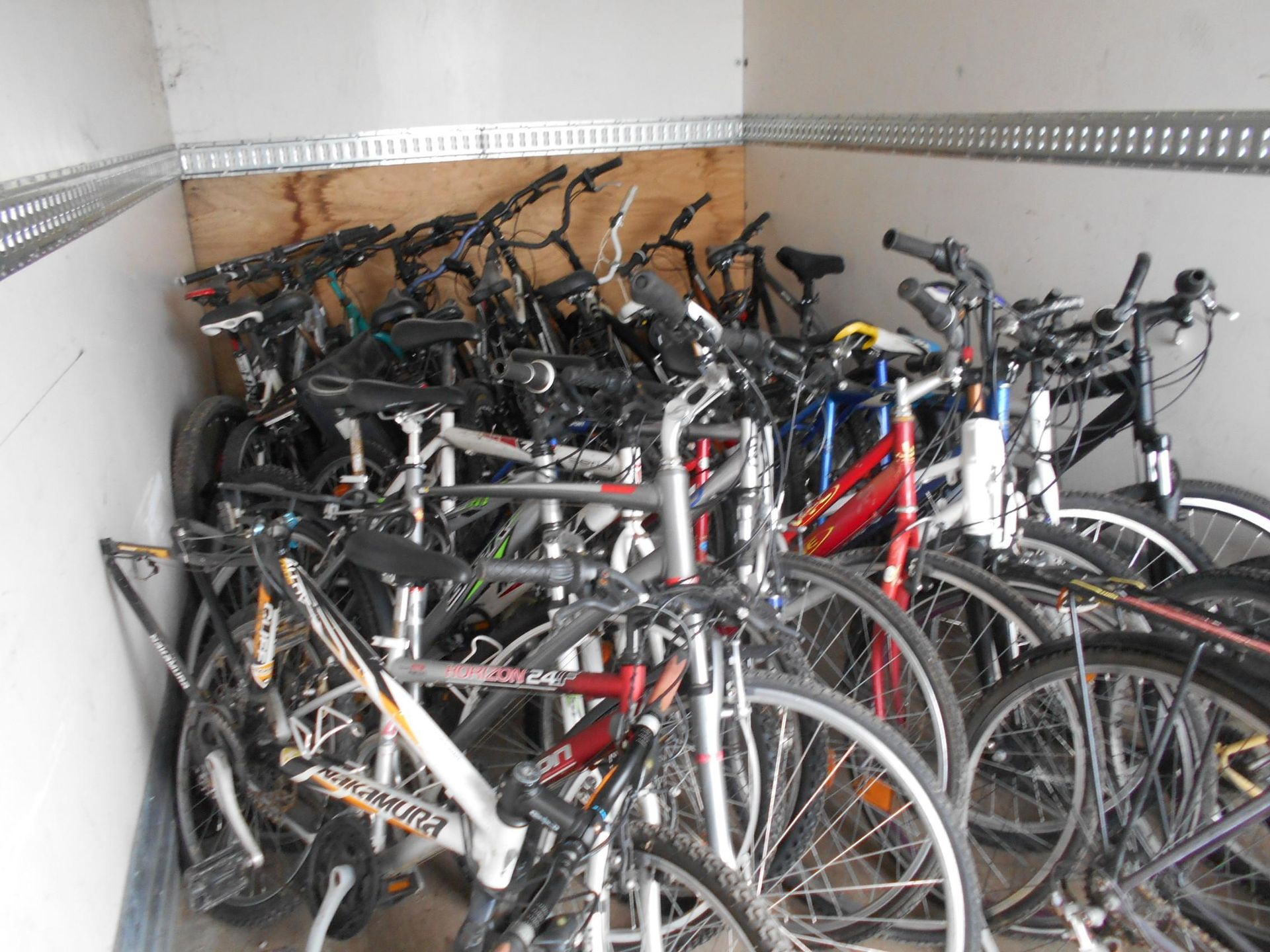 Null Lot composé d'environ 23 vélos, complets et incomplets, divers tailles et é&hellip;