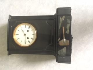 Null 
	 Horloge en marbre noir de 25x30 cm environ. Visite et enlèvement uniquem&hellip;