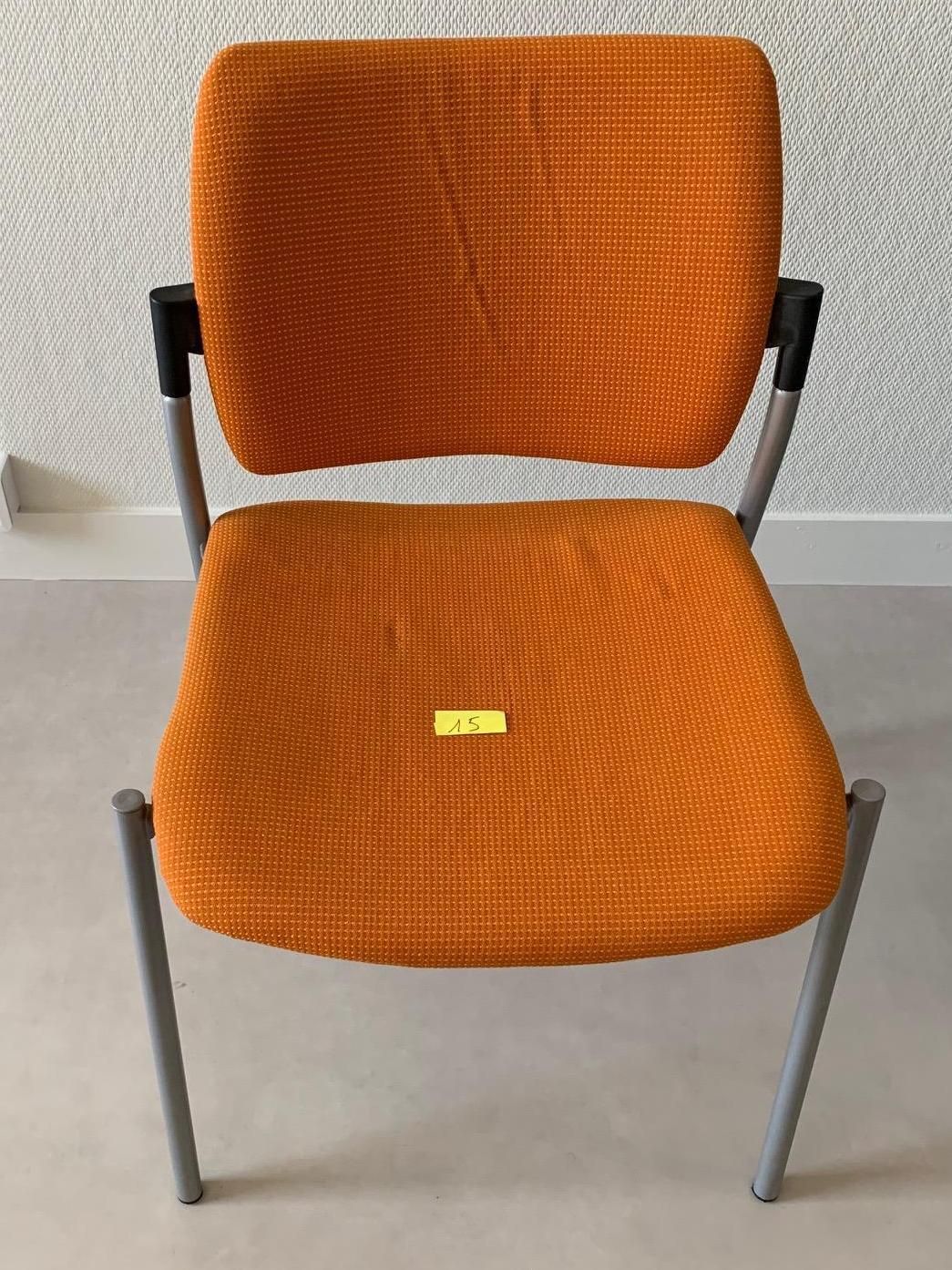 Null 45 chaises tissu orange (15) ou bleu (30), pieds métal (réf. Lot B). Enlève&hellip;