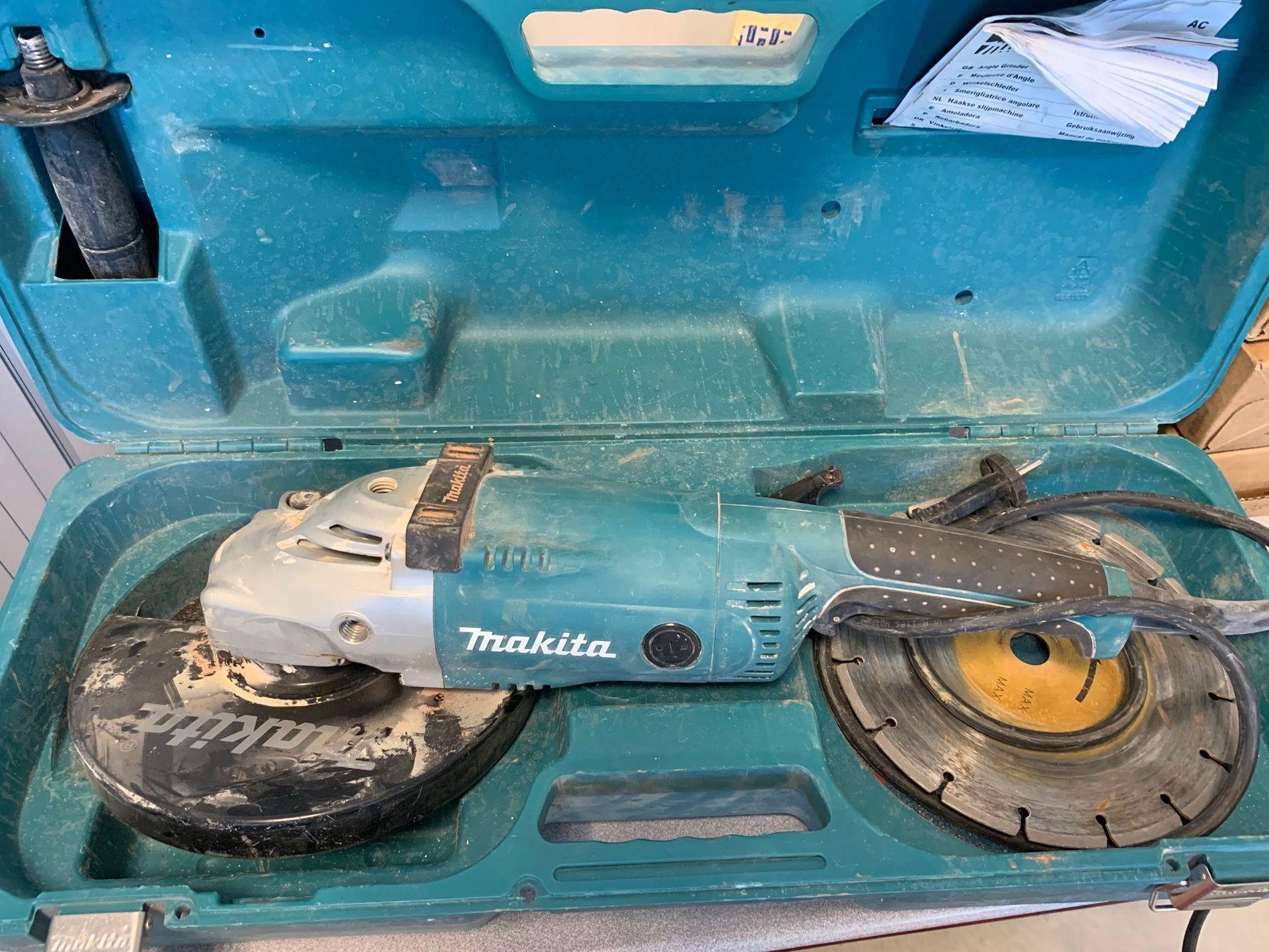 Null 
	 Set consisting of : 
	 -
MAKITA grinder (2007), type GA9020, with 5 disc&hellip;