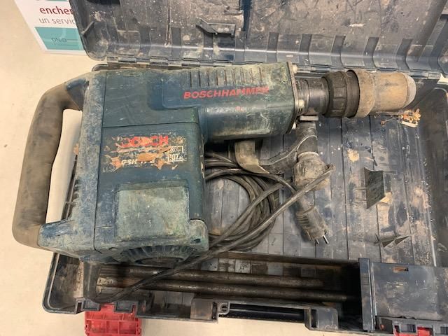 Null 
	 Lot composed of : 
	 -
BOSCH hammer drill, model GSH11E, electric, in it&hellip;