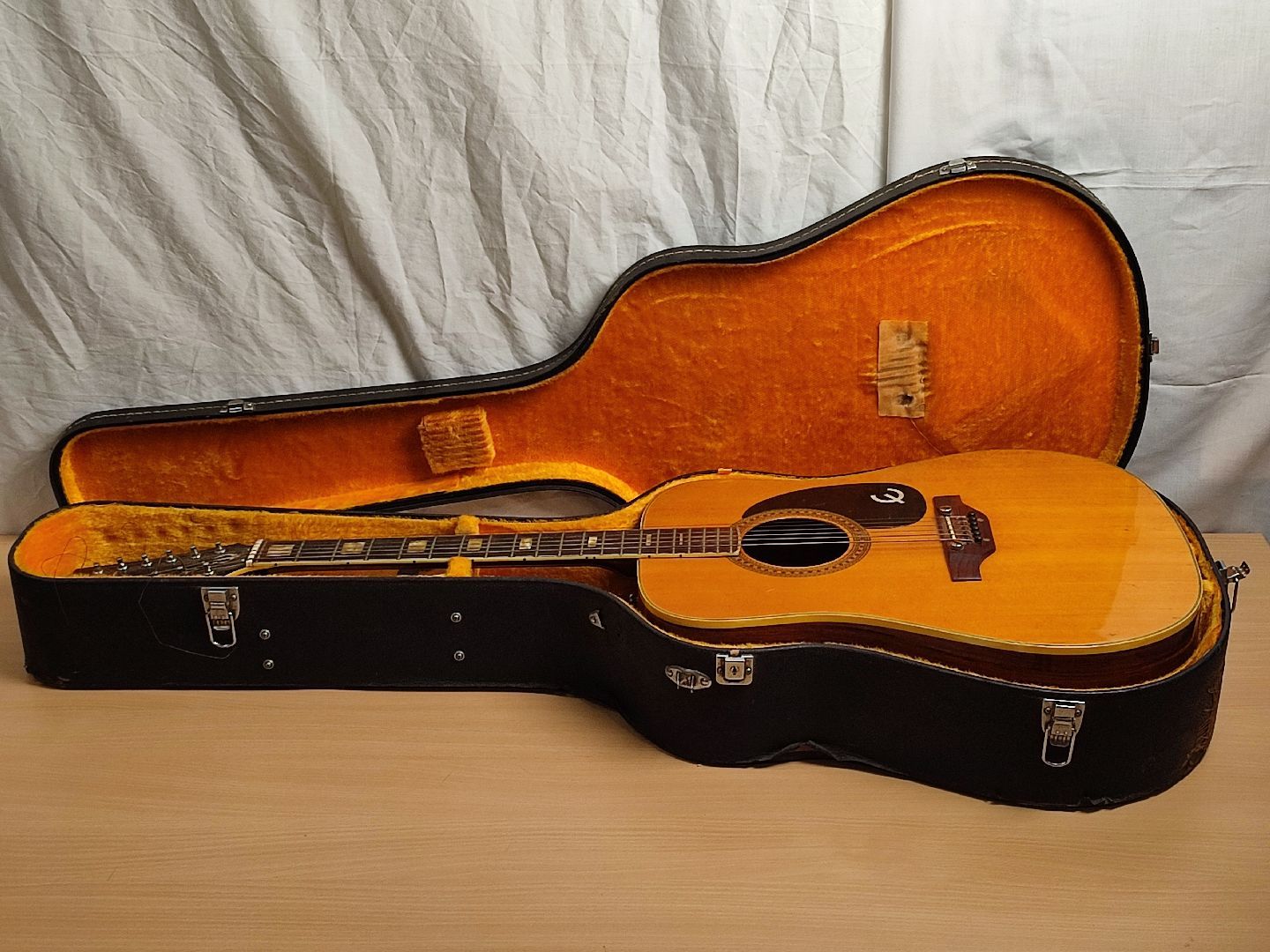 Null Guitare EPIPHONE, modèle FT-165, 12 chevilles, made in Japan
Avec étui rigi&hellip;