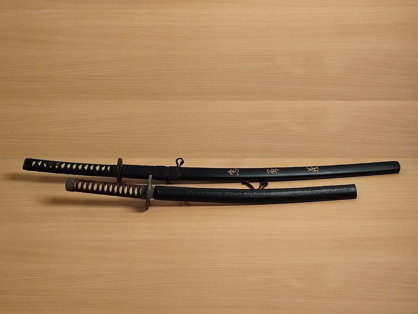 Null Ensemble de 2 reproductions de sabres japonais dans leur fourreau :
- longu&hellip;