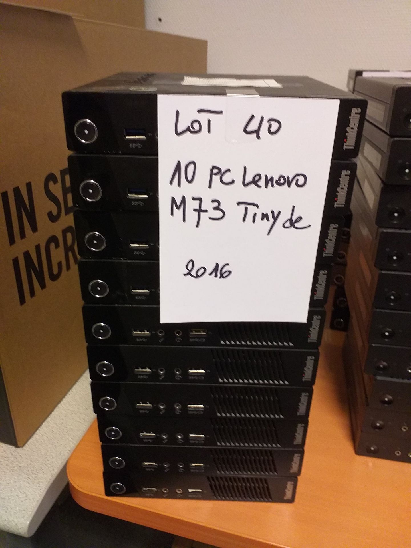 Null Lot comprenant 10 PC de marque Lenovo M73 Tiny 
Année 2016.
Sans clavier, s&hellip;