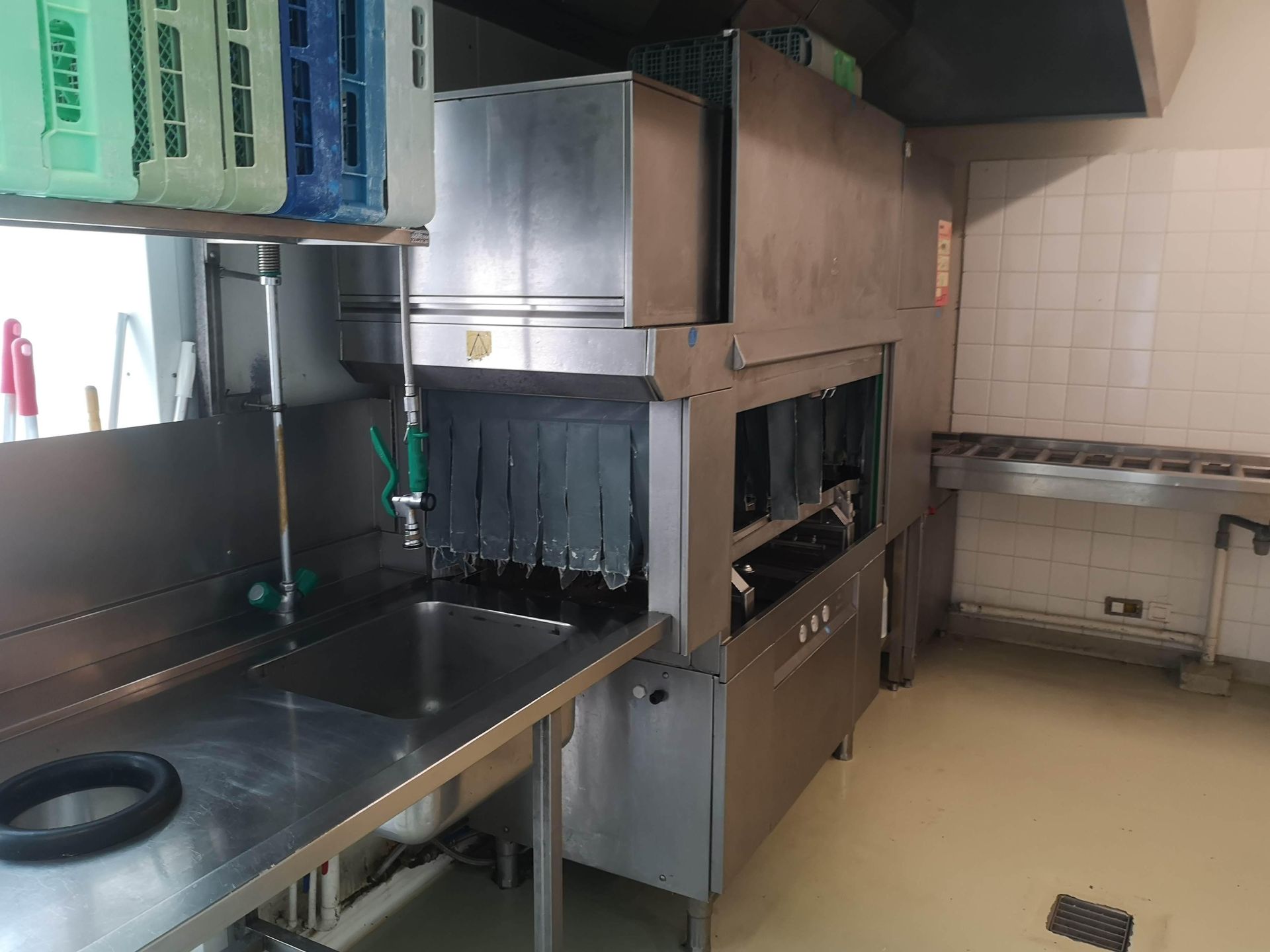 Null [RP] Lot reserved for professionals.
Lot of kitchen equipment including:
- &hellip;