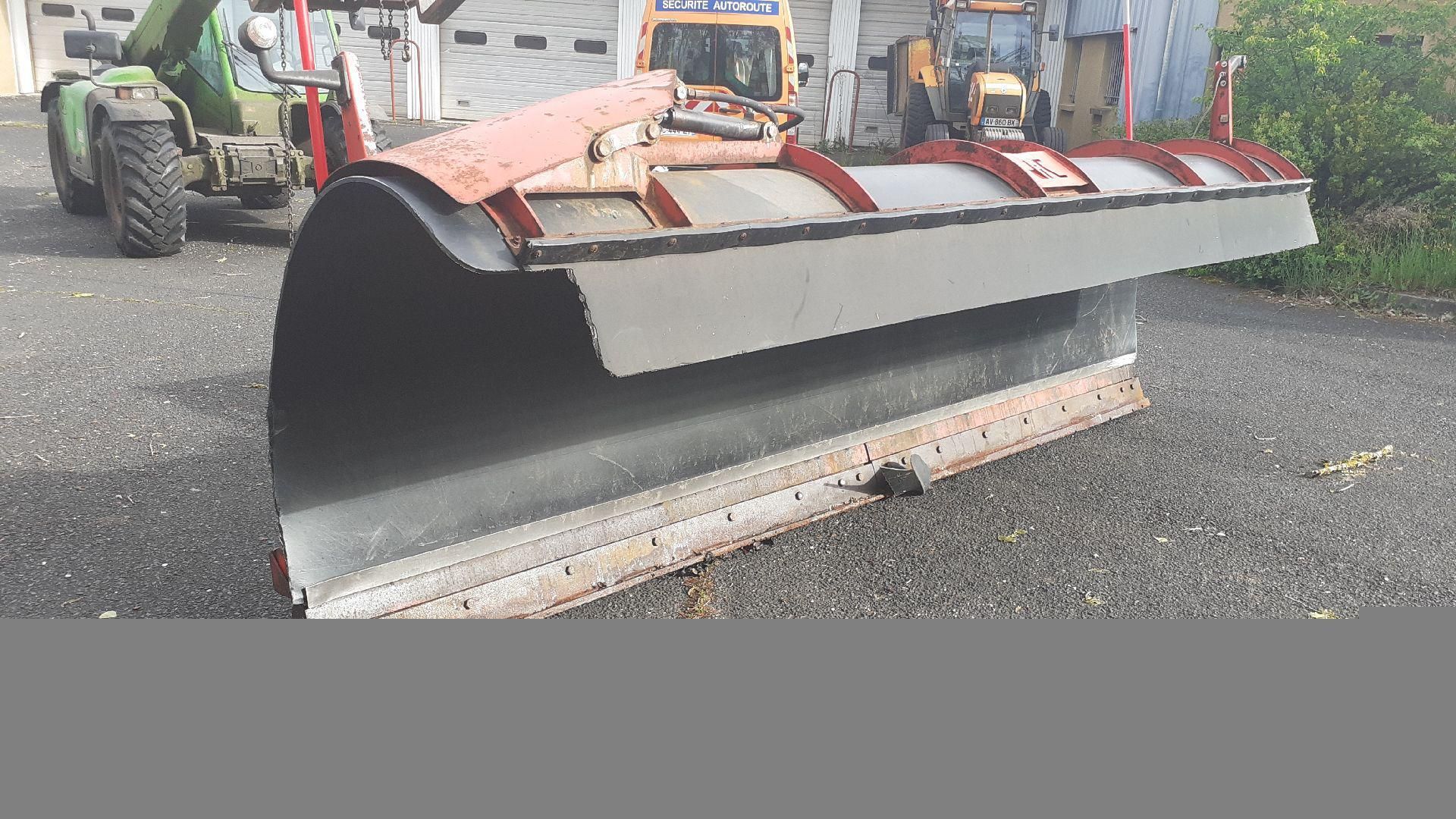Null [RP] Professional lot only.
DIC snow plough, 1992.
Width 4.2 m. With flap. &hellip;