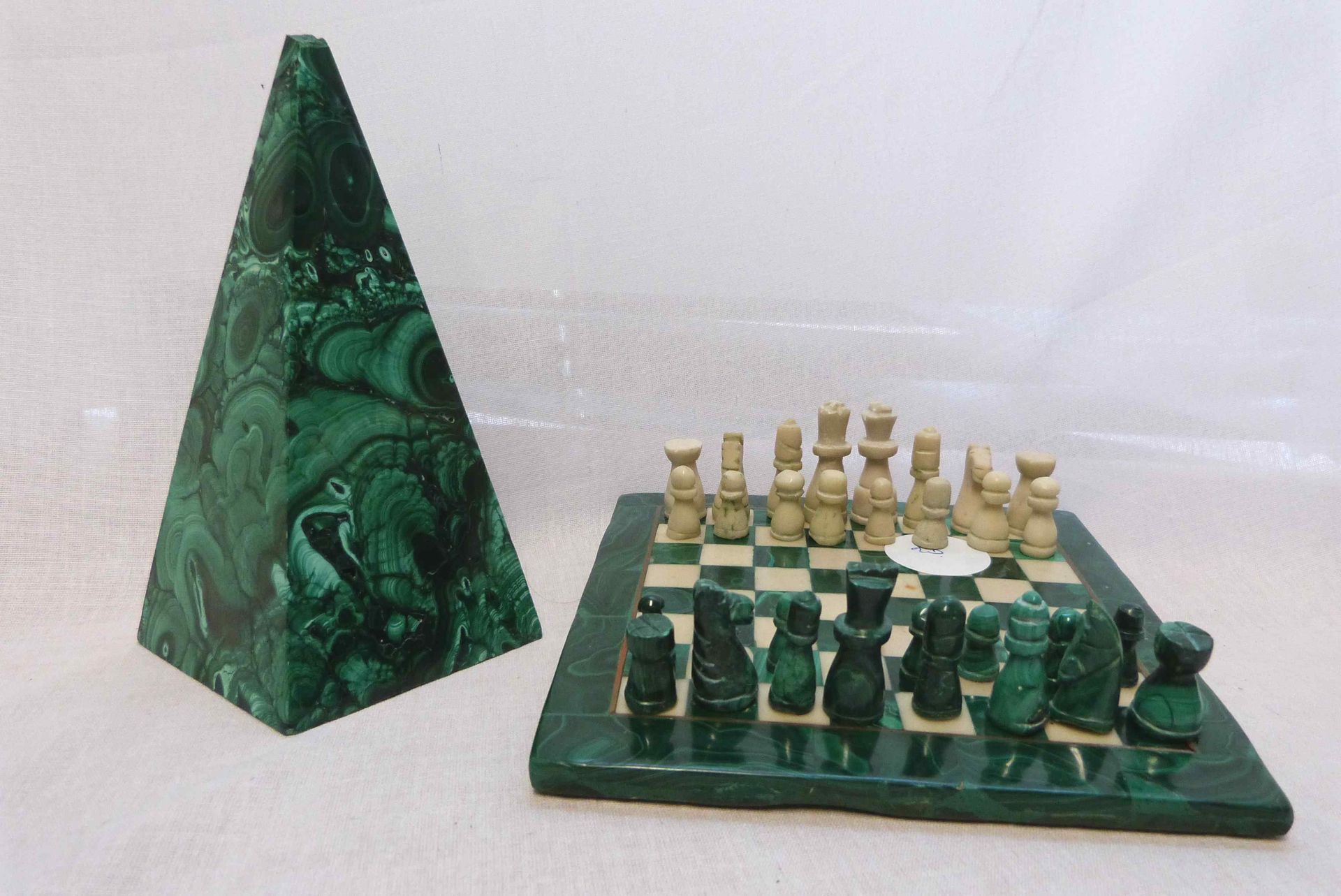 Null Lot composé de :
- 1 jeu d'échec en pierre de couleur verte et blanche avec&hellip;