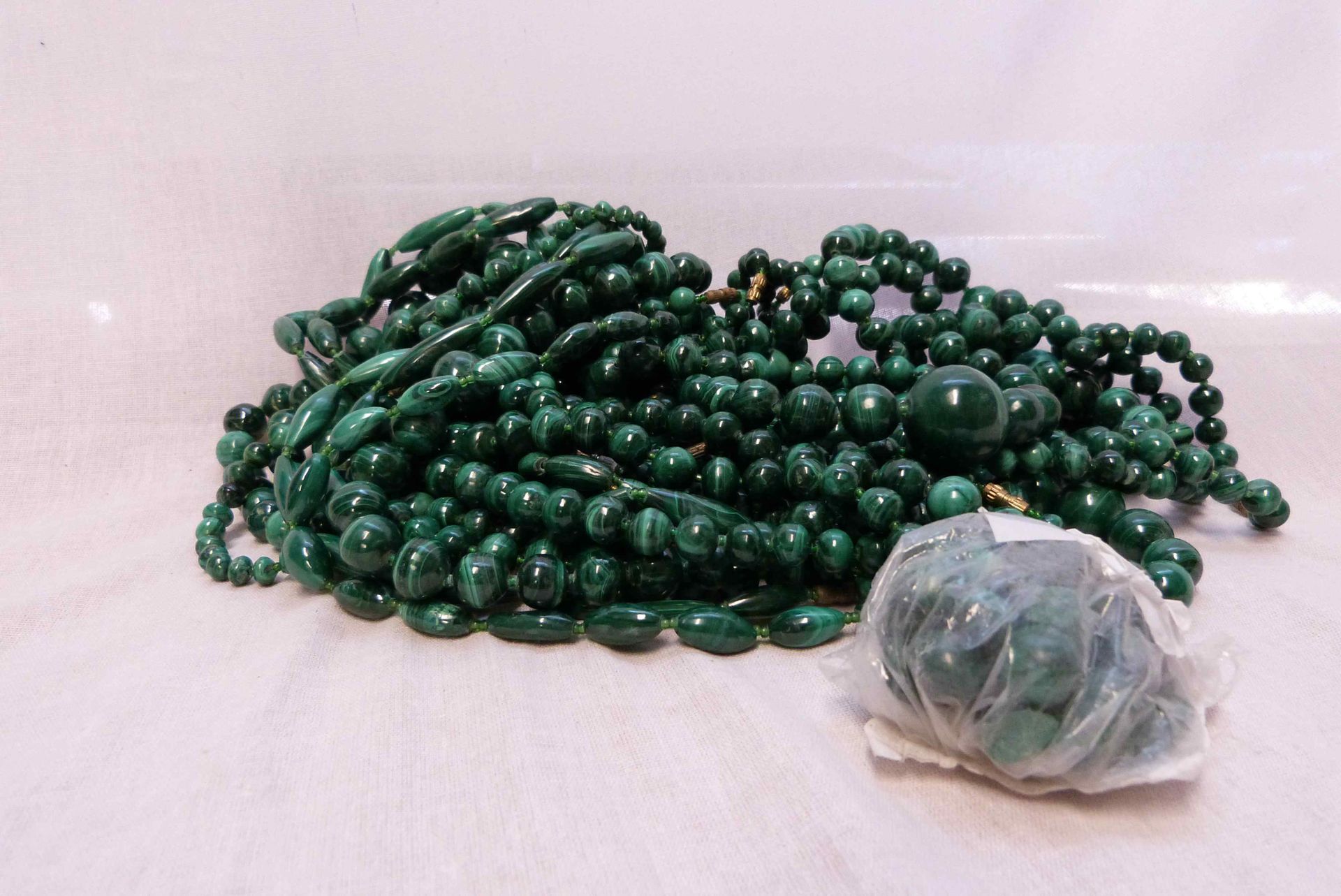 Null Un lot de 19 colliers en pierre de couleur verte, de formes et tailles dive&hellip;