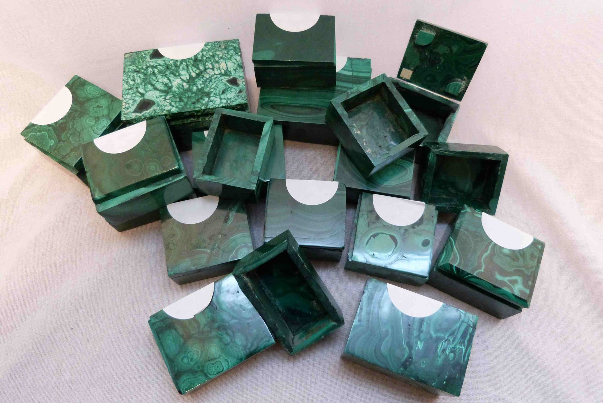 Null Un lot de 19 coffrets en pierre de couleur verte, de tailles et états diver&hellip;