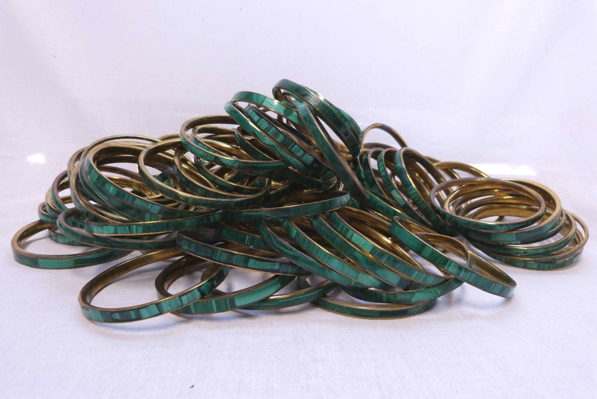 Null Un lot d'une centaine de bracelets en pierre de couleur verte, de tailles e&hellip;