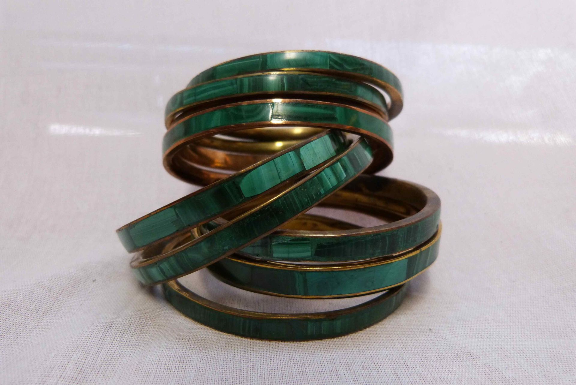 Null Un lot de 10 bracelets en pierre de couleur verte, de tailles, formes et ét&hellip;