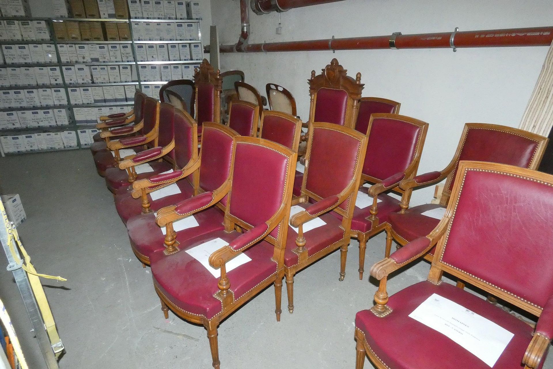Null Lot composé de 16 fauteuils de style Empire en simili-cuir rouge. Aucune as&hellip;