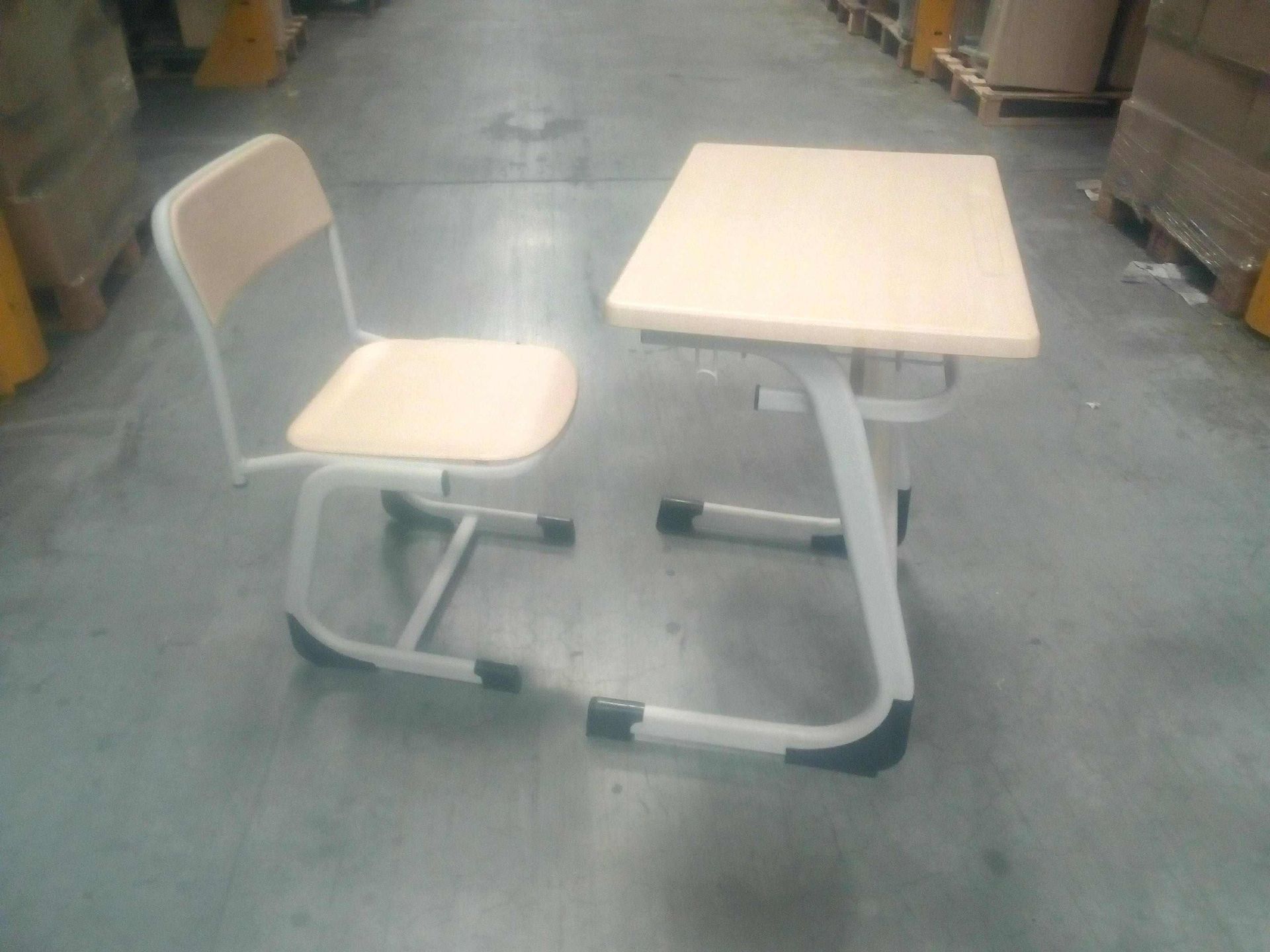 Null [RP] [RESERVE PRO] Lot de mobilier scolaire composé de : 120 chaises (assis&hellip;