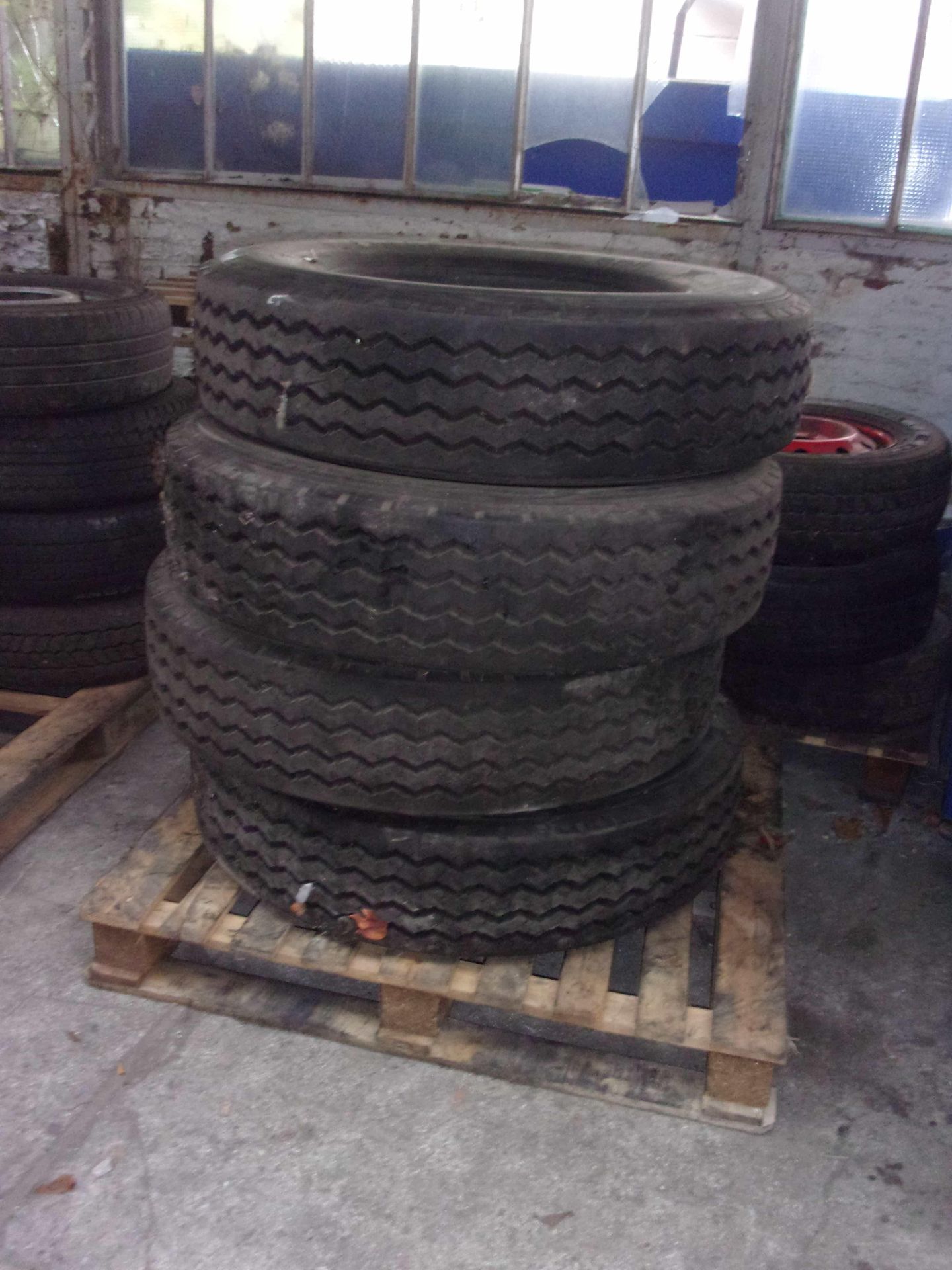 Null 
	Lot comprenant 4 pneus PL, 275/80 R 22.5, pneus rechapés. 

	  


 
 
 
S&hellip;