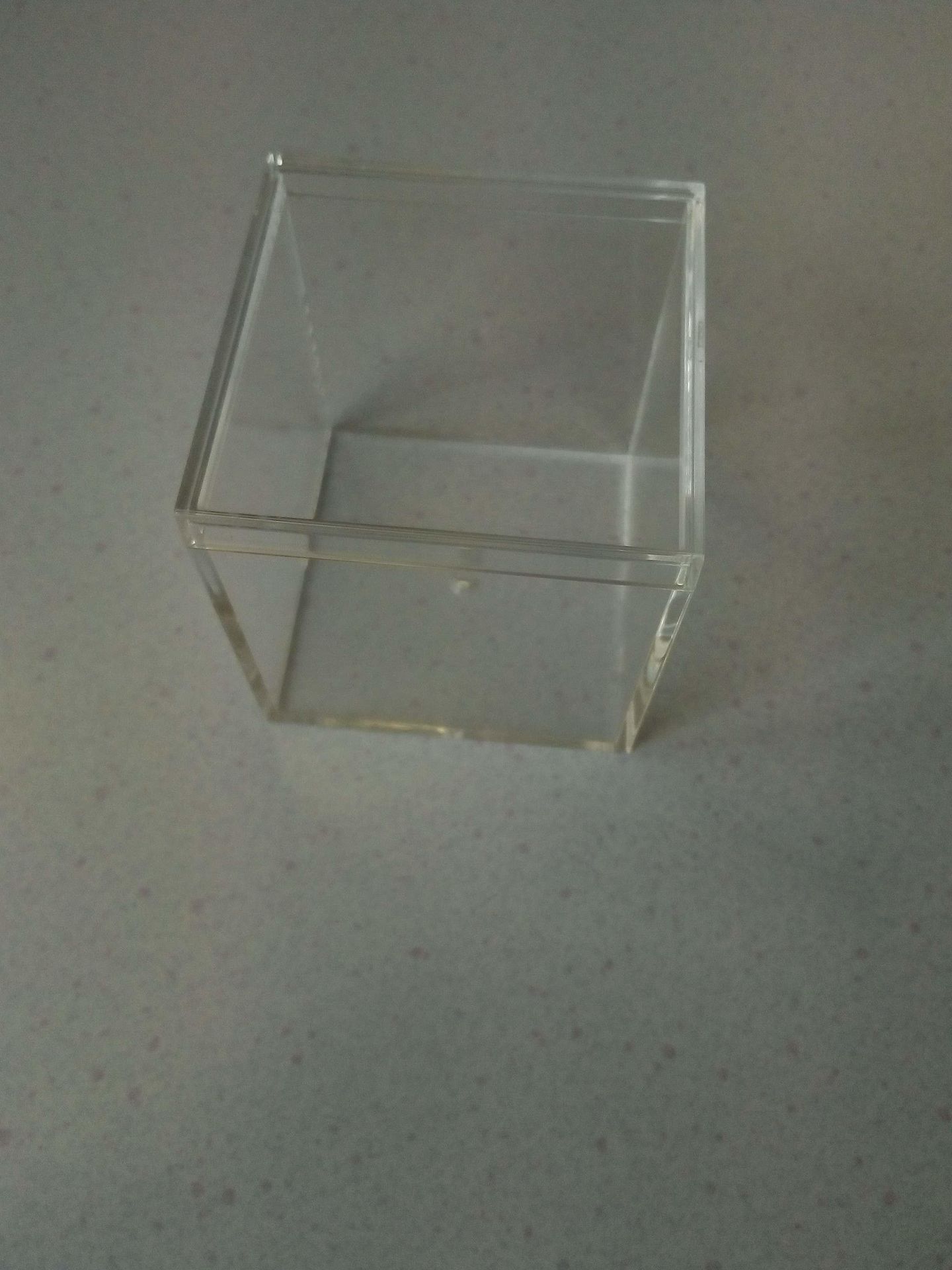 Null Lot composé de 15000 boites en plastique transparent de forme cubique avec &hellip;