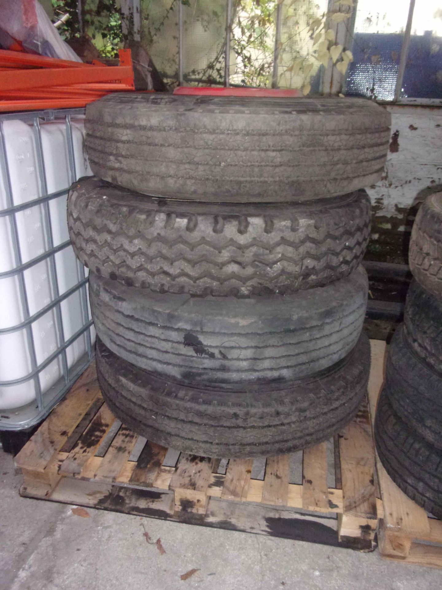 Null 
	Lot comprenant 4 pneus PL panachés 275/80 R 22.5. 


	  

 
 
 
Service r&hellip;