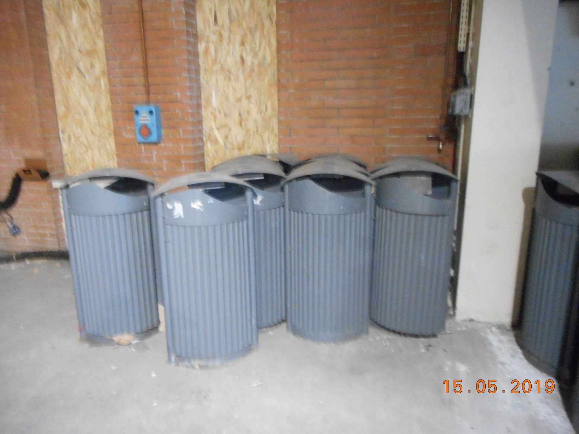 Null Lot comprenant 150 corbeilles-poubelles HELLEBORE en acier galvanisé.
 
 
 &hellip;