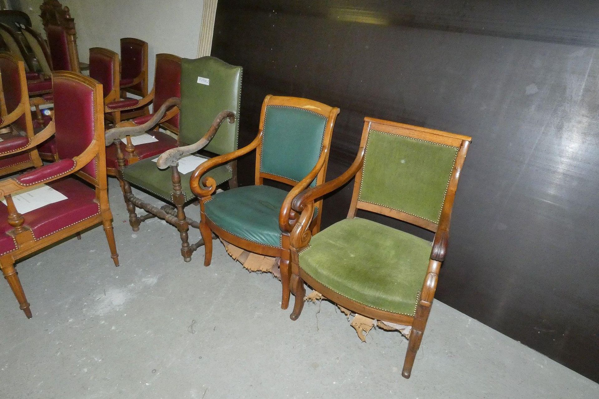 Null Lot comprenant 8 fauteuils et 1 chaise : 2 fauteuils de style Louis XIII en&hellip;