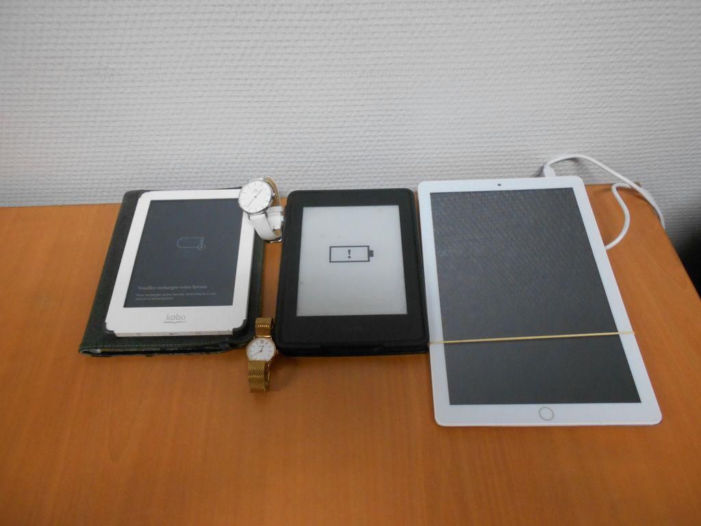 Null 
	 Lot comprenant : tablette sans marque, montre CLUSE, 2 liseuses et montr&hellip;