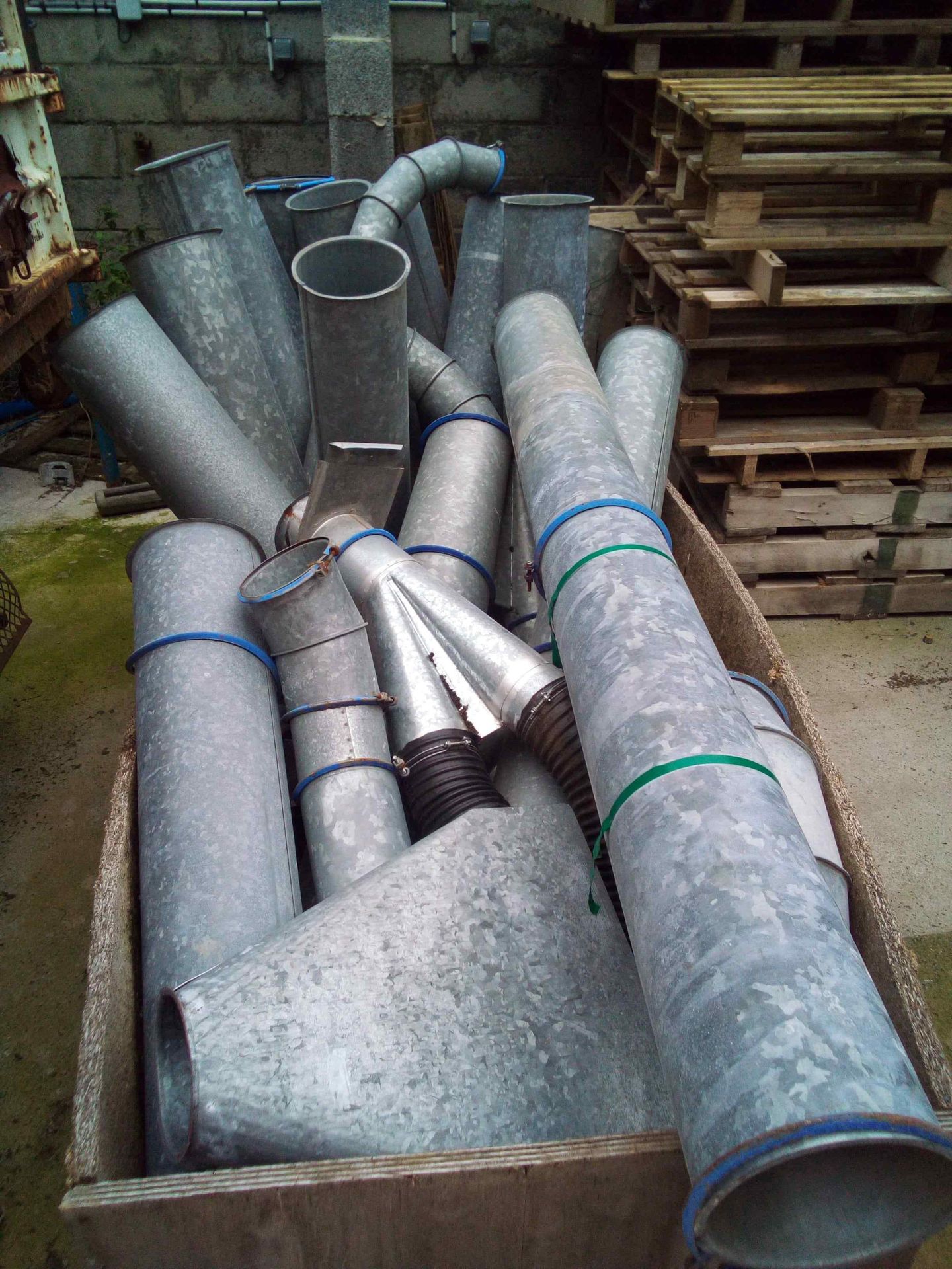 Null Lot comprenant 10m de tuyaux galvanisés rigides d'aspiration des déchets (a&hellip;