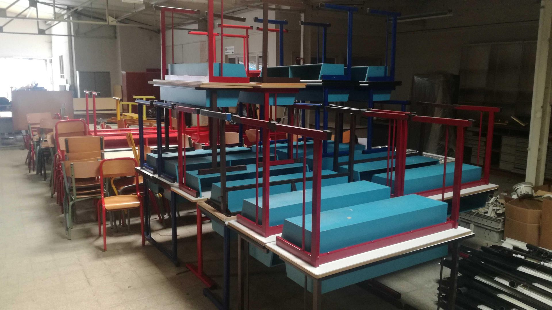 Null Lot comprenant 45 doubles tables d'écolier en formica avec cases sous les p&hellip;