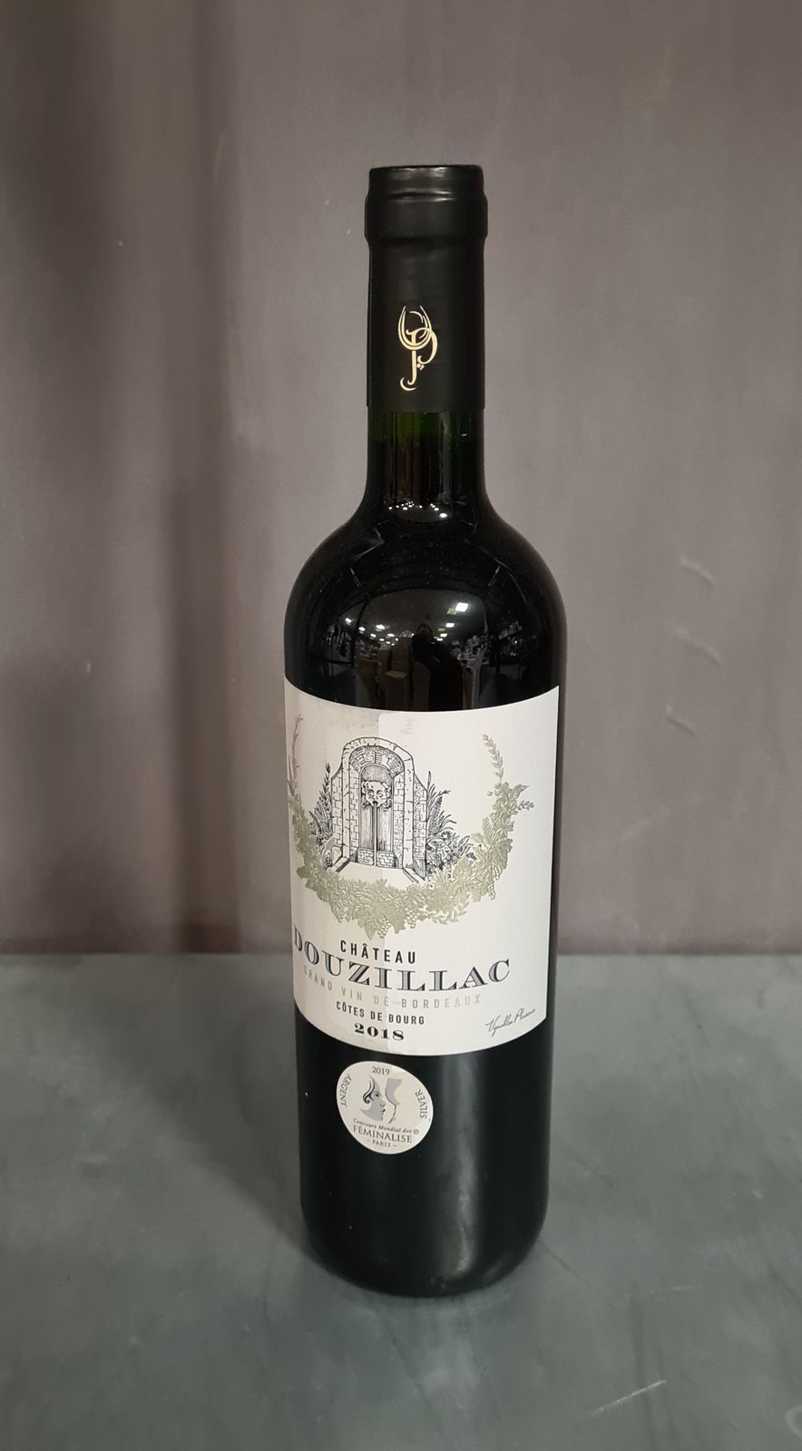 Null Lot of 3 bottles of Chateau Douzillac 2018 - Côtes de Bourg 2018 - Silver m&hellip;