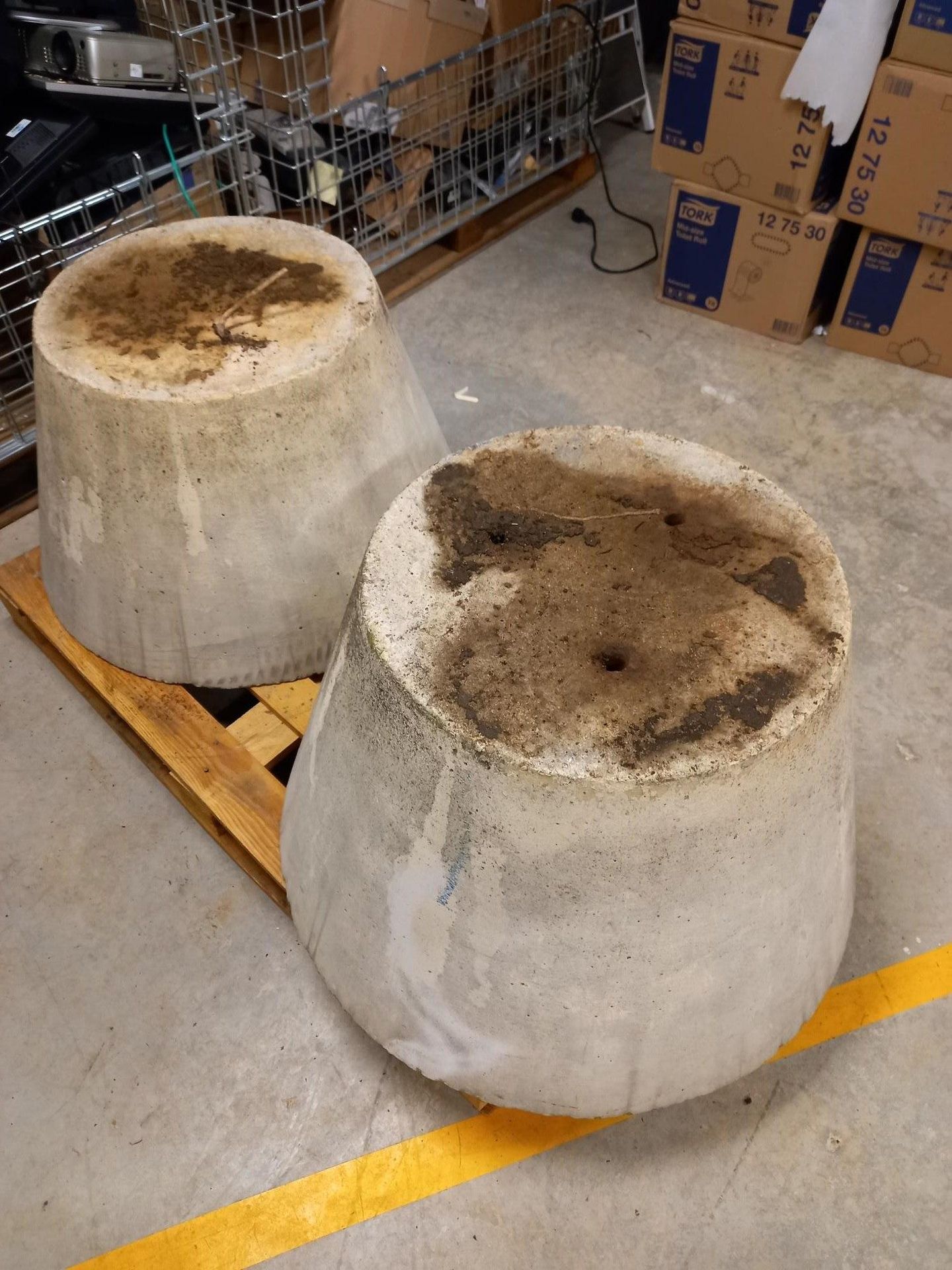 Null 2 vasques coniques en béton, volume estimé à 80 litres, dimensions: 80 cm e&hellip;