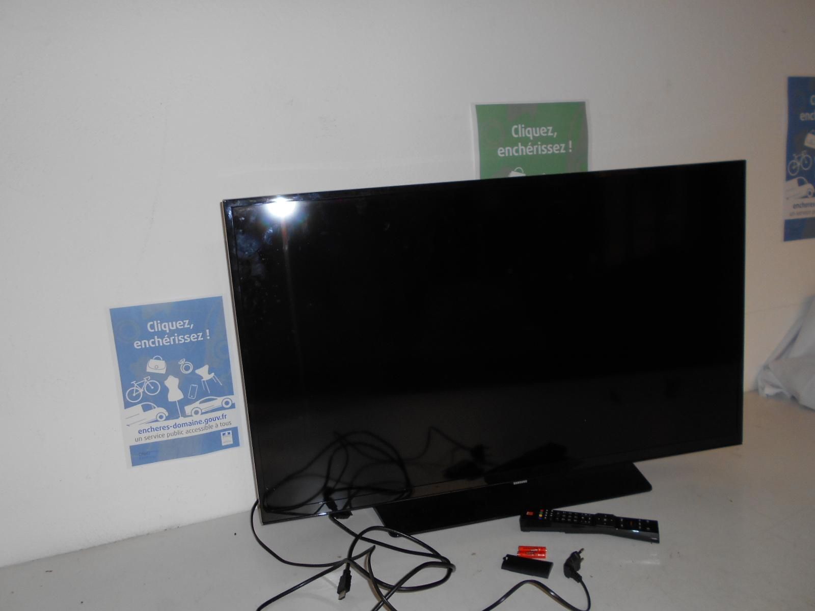 Null 1 SAMSUNG 100 cm television set with cables and remote control.

 
 
 
Serv&hellip;