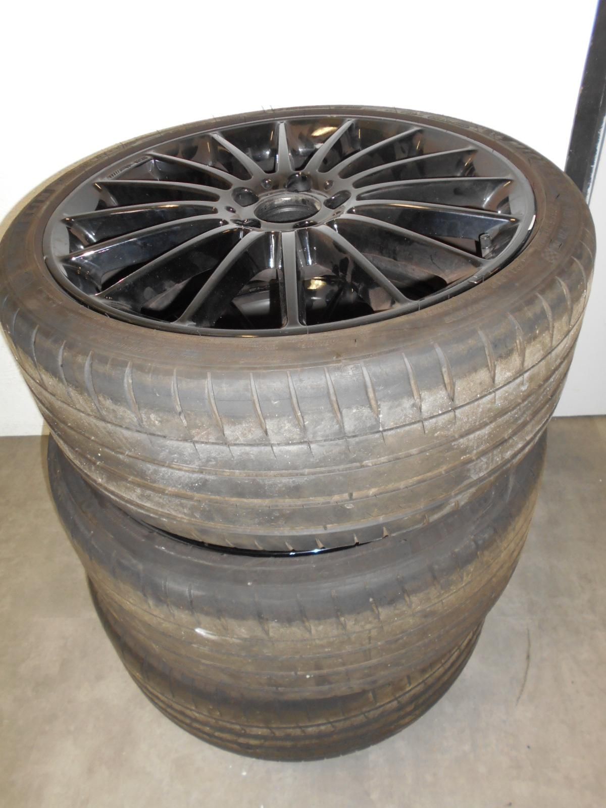 Null 3 x 19 inch aluminum rims with 3 x MICHELIN tires (235/35/ZR/19).

 
 
 
Se&hellip;