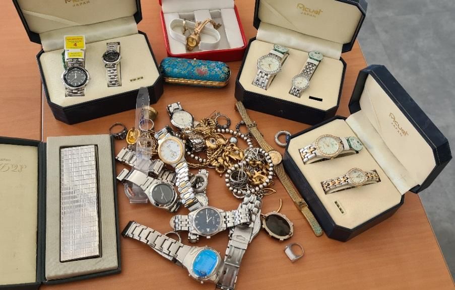 Null Approximately 1.100kg of costume jewelry and various watches (beuchat, seik&hellip;