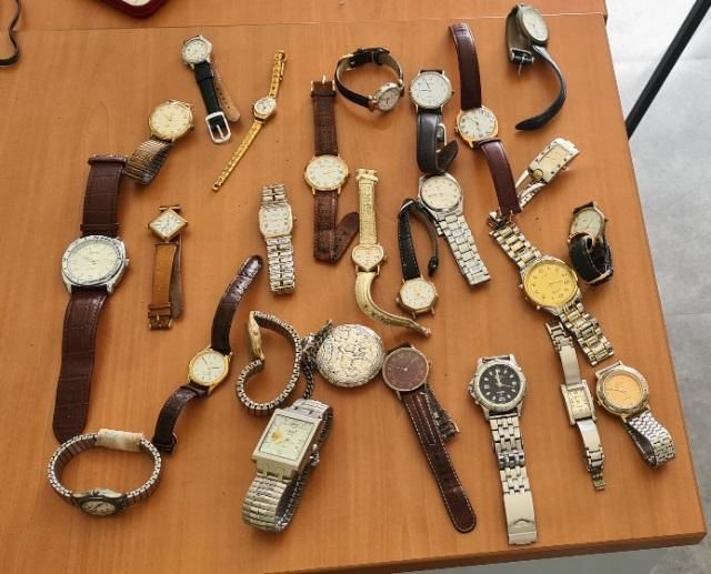 Null Approximately 1.4kg of jewelry including 26 watches.
 
 
 
Service remettan&hellip;