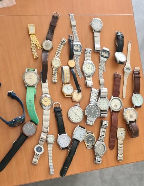 Null Approximately 2.8kg of jewelry including 29 watches.
 
 
 
Service remettan&hellip;