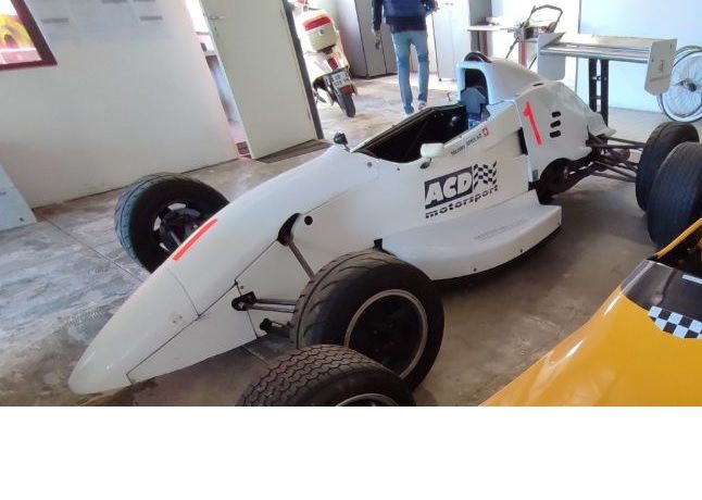 Null Single seater VAN DIEMEN model RF 94 chassis 2047 of white color with an ad&hellip;