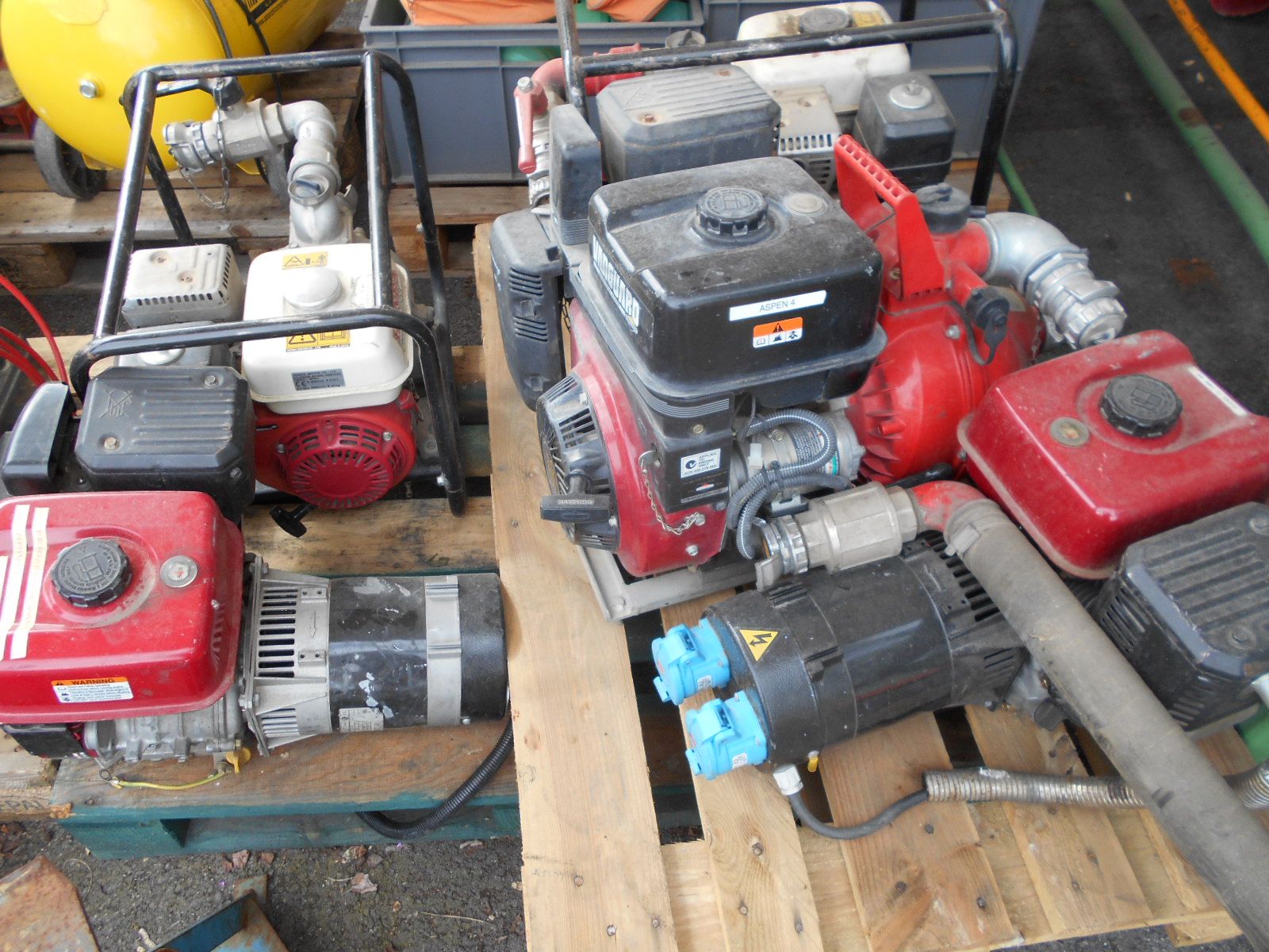 Null 2 BRIGG STRATON generator sets HS, 3 motor pumps HS, for parts only. Handli&hellip;