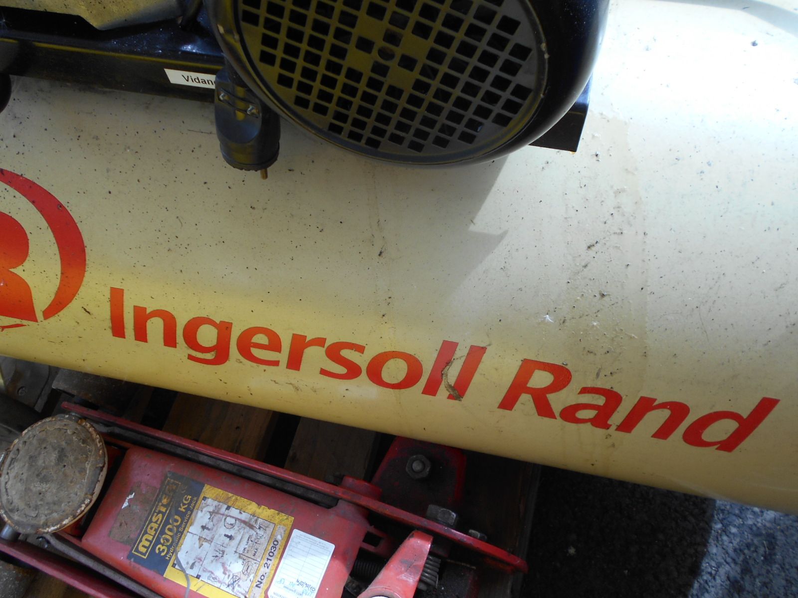 Null 1 INGERSOLL 200L compressor (oil cap missing). Handling and removal at the &hellip;