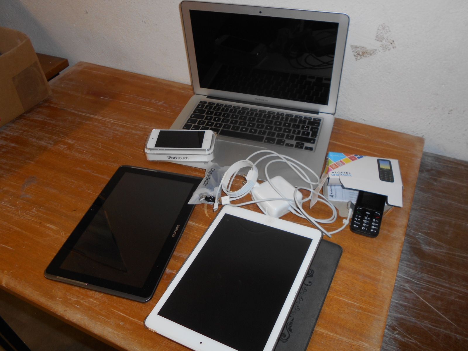Null [RP] 1 APPLE MAC BOOK AIT laptop and its power cord; 1 APPLE multimedia tab&hellip;