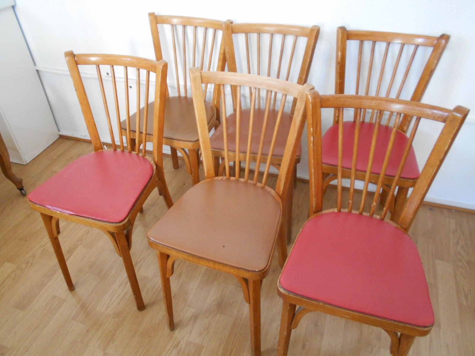 Null BAUMANN - Lot de 19 chaises bistrot en bois et galette en skaï (couleurs as&hellip;