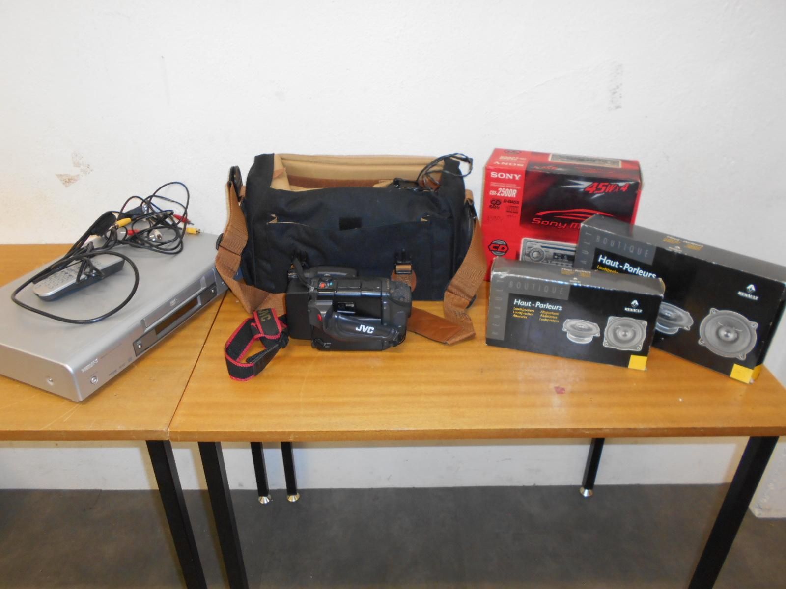 Null 1 JVC super VHS camcorder; 1 PHILIPS DVD player; 1 SONY CD car radio (unpac&hellip;