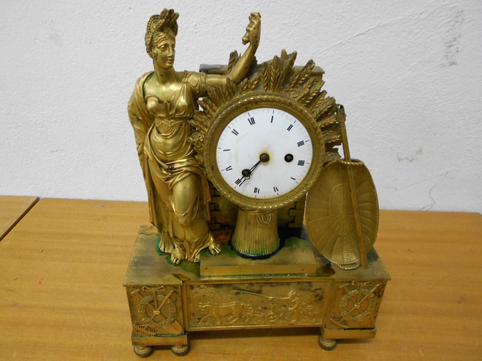 Null 1 Horloge représentant une femme le bras en l'air. Hauteur : 40 cm ; Largeu&hellip;