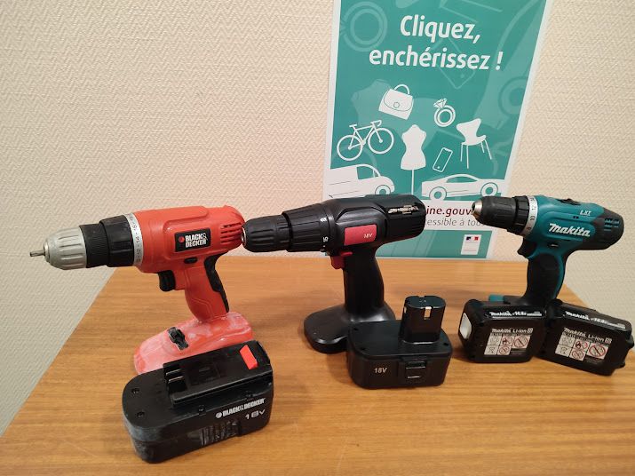 Null Lot comprenant : 1 visseuse BLACK & DECKER avec embout étoile, 1 visseuse M&hellip;