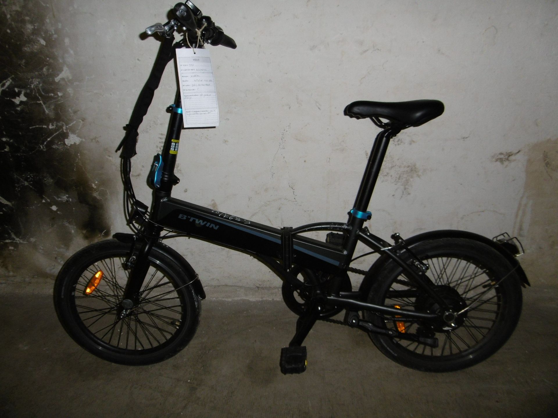 Null 
	 Un vélo électrique de marque DECATHLON, modèle B'TWIN pliable dans un bo&hellip;