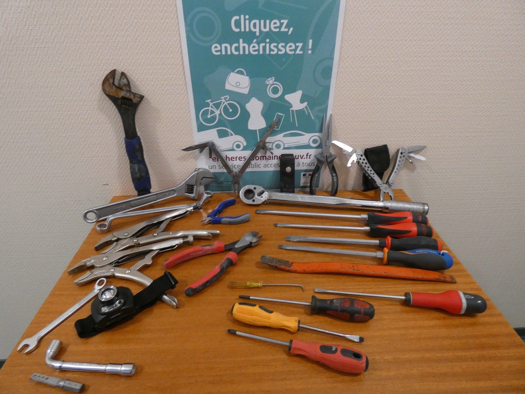 Null Lot including various tools including :1 Leatherman multi Tools pliers with&hellip;
