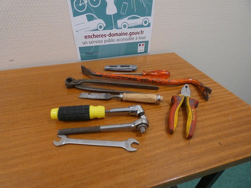 Null 
	 Set of 8 tools including: 1 crowbar, 1 wood knife, 1 screwdriver, 1 pair&hellip;