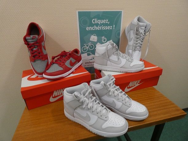 Null Lot containing: A pair of shoes NIKE DUNK HI RETRO (size 42,5). A pair of s&hellip;