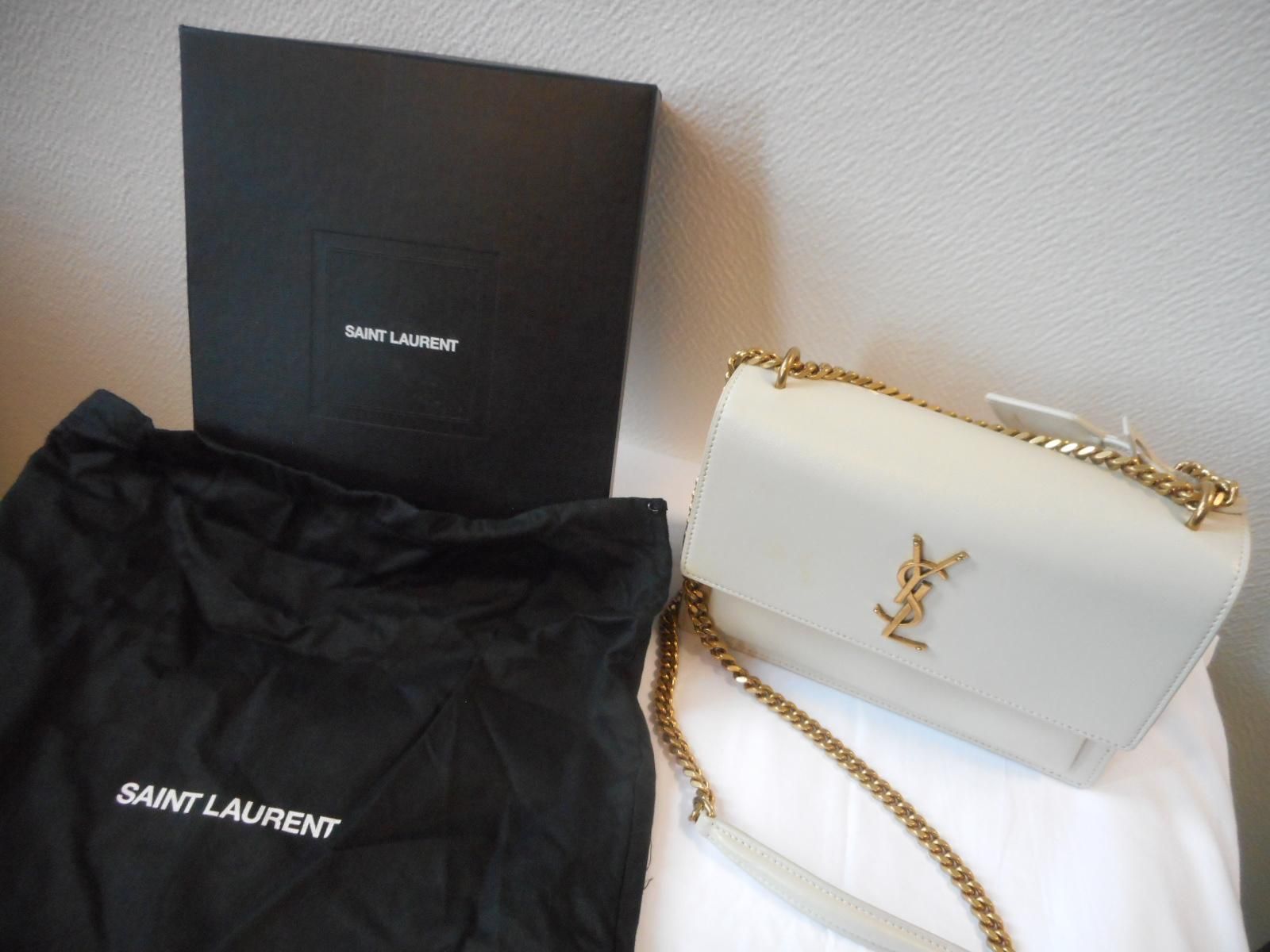 Null 
	 YVES SAINT LAURENT. Sac à main de couleur crème, avec pochette de rangem&hellip;