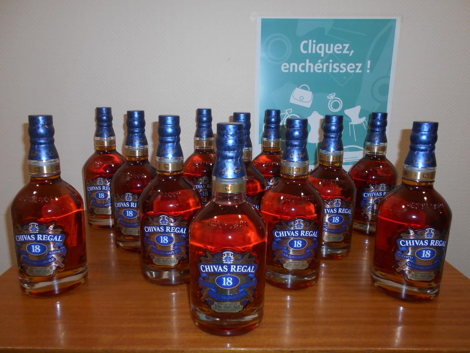Null Lot de 16 bouteilles de Whisky dont 12 bouteilles CHIVAS REGAL - 18 ans d'â&hellip;