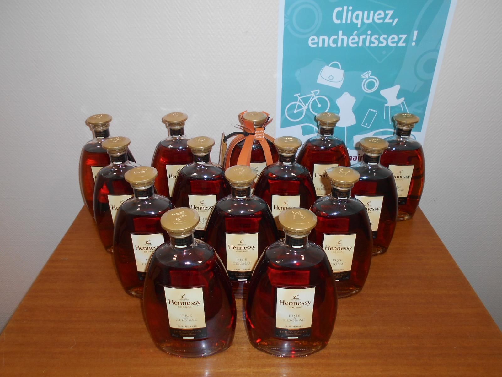 Null Lot de 18 bouteilles d'alcools dont 14 bouteilles de Cognac HENNESY - Fine &hellip;