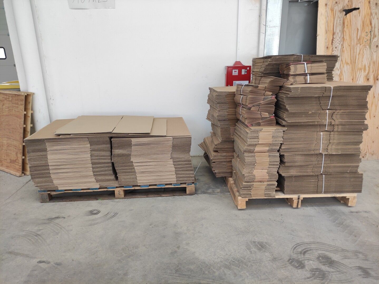 Null Set of 2 pallets of cardboard boxes of various dimensions (Dim. 550 x 380 x&hellip;