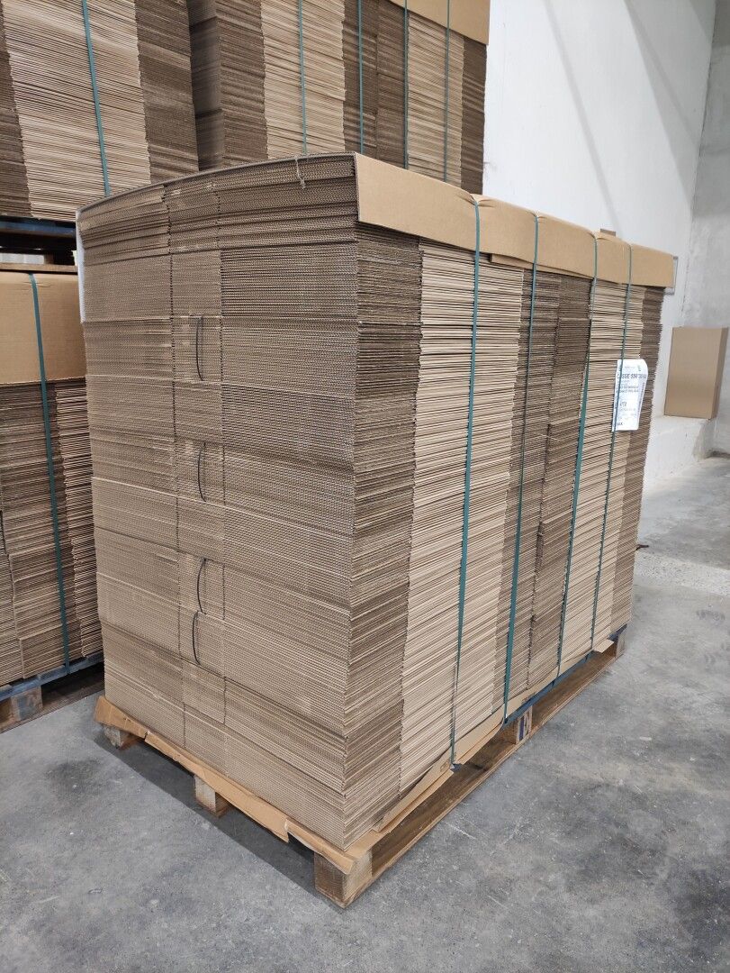 Null Pallet with approx. 450 cardboard boxes (Dim. 550 x 380 x 400 mm)